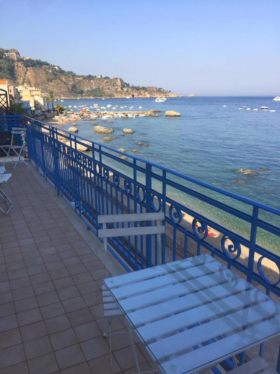A Due Passi... Apartment Giardini Naxos Ngoại thất bức ảnh